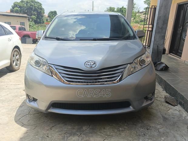 Toyota Sienna 2011 Gray