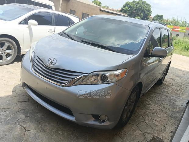Toyota Sienna 2011 Gray