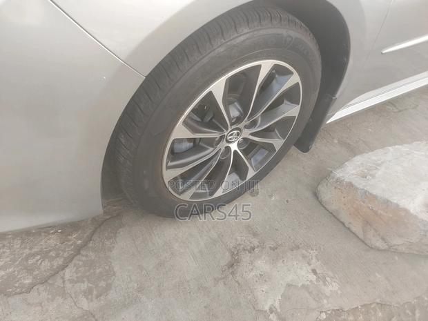 Toyota Avalon XLE Premium Sedan FWD (3.5L 6cyl 6A) 2017 Silver