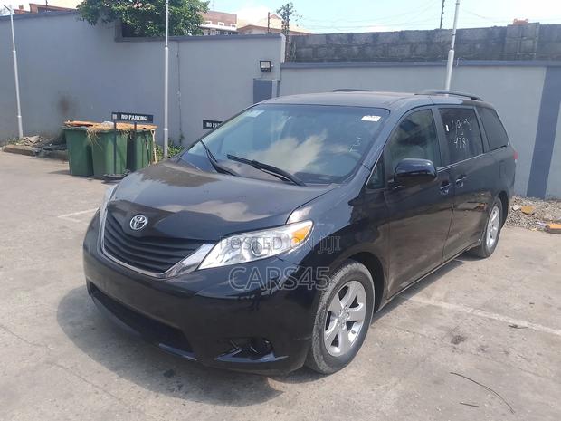 Toyota Sienna 2011 Black