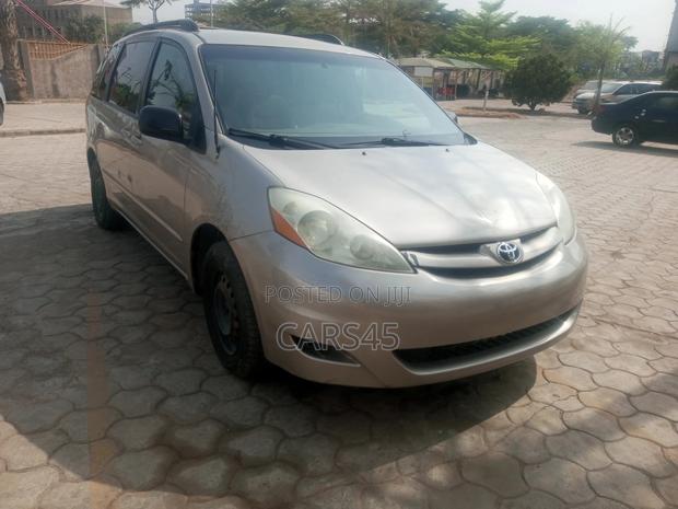 Toyota Sienna 2009 Gold