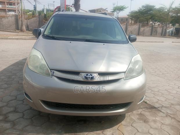 Toyota Sienna 2009 Gold