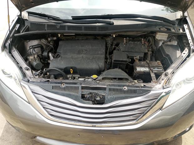 Toyota Sienna 2011 Gray