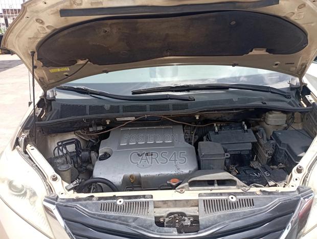 Toyota Sienna 2011 Gold