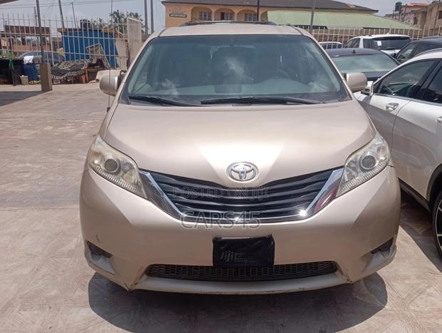 Toyota Sienna 2011 Gold