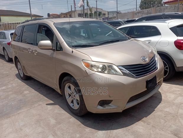 Toyota Sienna 2011 Gold