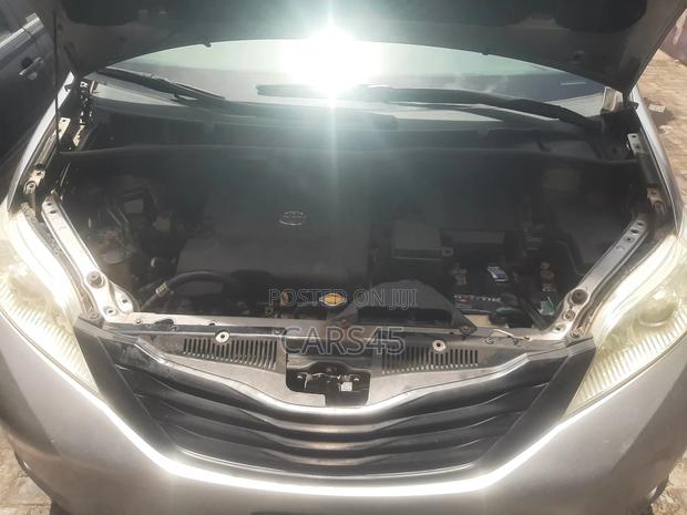 Toyota Sienna 2012 Silver