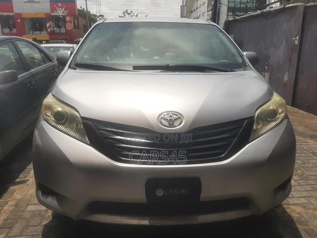 Toyota Sienna 2012 Silver