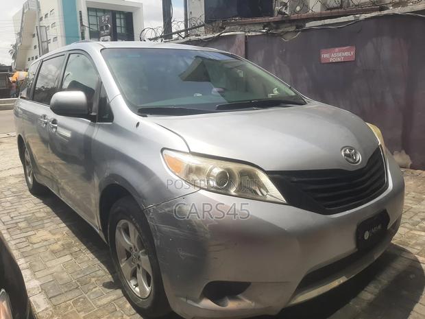 Toyota Sienna 2012 Silver