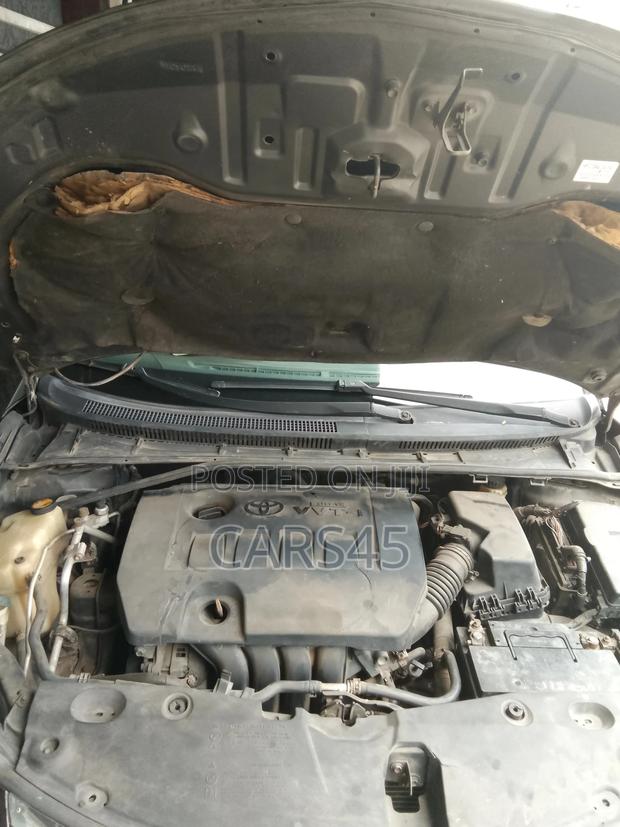 Toyota Avensis 2012 Black