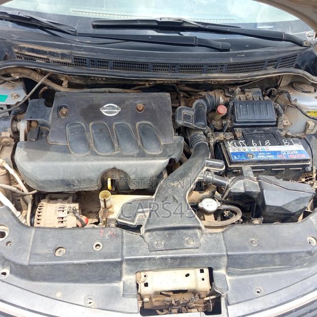 Nissan Versa 2011 Silver