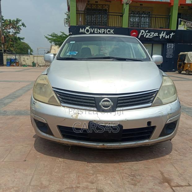 Nissan Versa 2011 Silver