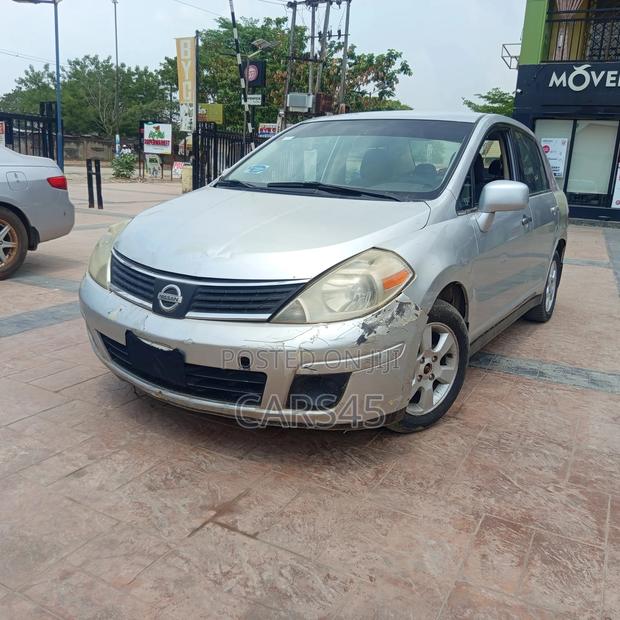 Nissan Versa 2011 Silver