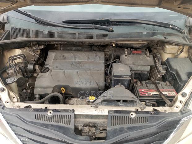 Toyota Sienna 2012 Gold
