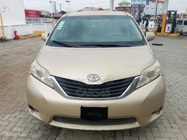 Toyota Sienna 2012 Gold
