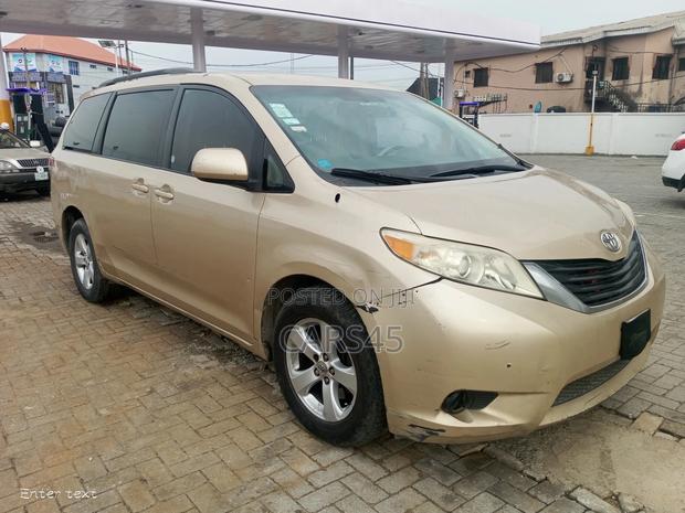 Toyota Sienna 2012 Gold