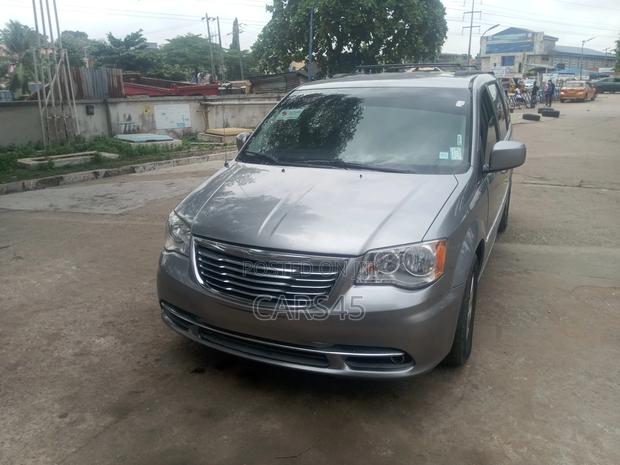 Chrysler Town&Country 2013 Gray