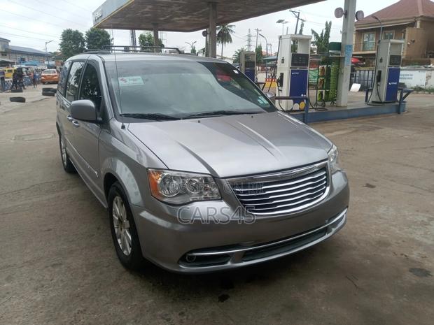 Chrysler Town&Country 2013 Gray