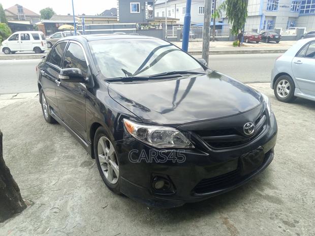 Toyota Corolla Base 4dr Sedan (1.8L 4cyl 5M) 2010 Black