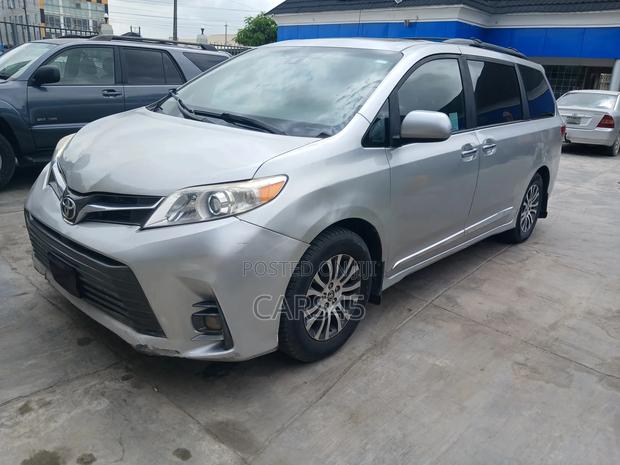 Toyota Sienna XLE AWD 2019 Silver