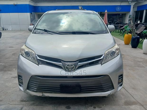 Toyota Sienna XLE AWD 2019 Silver