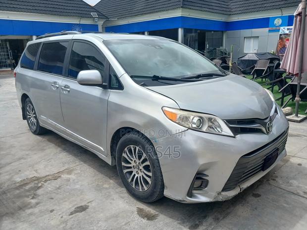 Toyota Sienna XLE AWD 2019 Silver