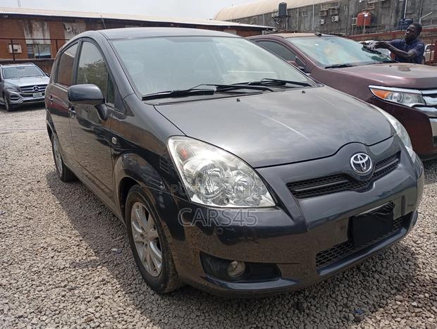 Toyota Verso 2009 Gray