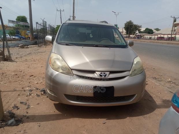 Toyota Sienna 2008 Gold