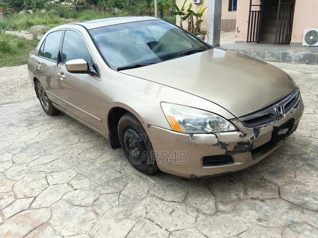Honda Accord 2006 Gold