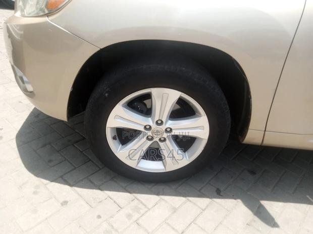 Toyota Highlander 2010 Gold