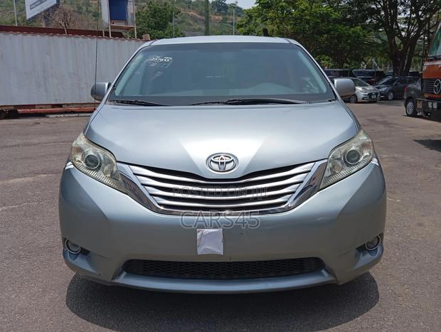 Toyota Sienna 2011 Silver