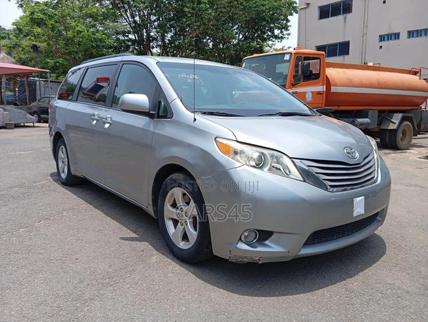 Toyota Sienna 2011 Silver