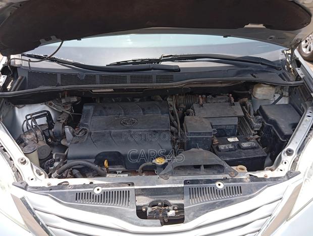 Toyota Sienna 2011 Silver