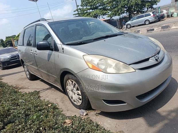 Toyota Sienna 2009 Gray