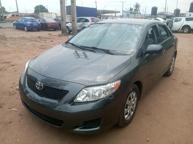 Toyota Corolla Base 4dr Sedan (1.8L 4cyl 5M) 2010 Gray