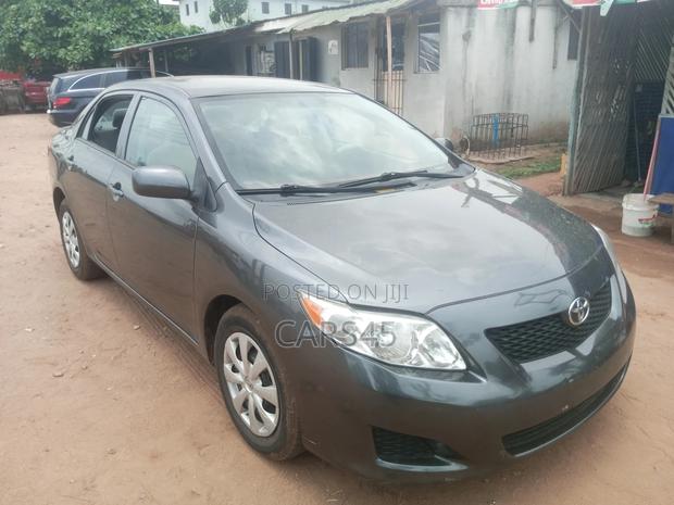 Toyota Corolla Base 4dr Sedan (1.8L 4cyl 5M) 2010 Gray