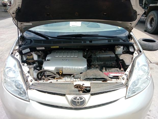 Toyota Sienna 2009 Silver
