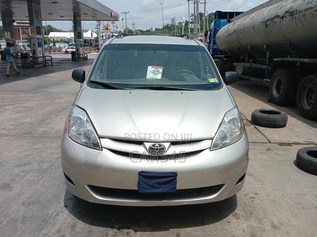 Toyota Sienna 2009 Silver