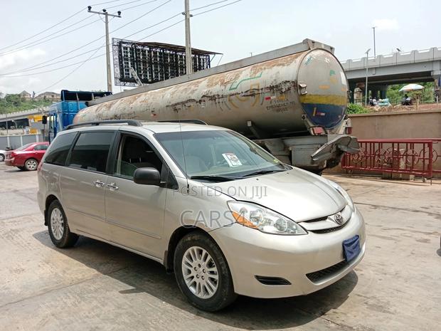 Toyota Sienna 2009 Silver