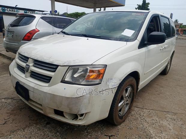 Dodge Caravan 2010 White