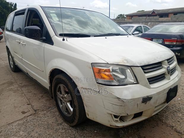 Dodge Caravan 2010 White