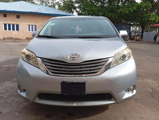 Toyota Sienna 2011 Silver