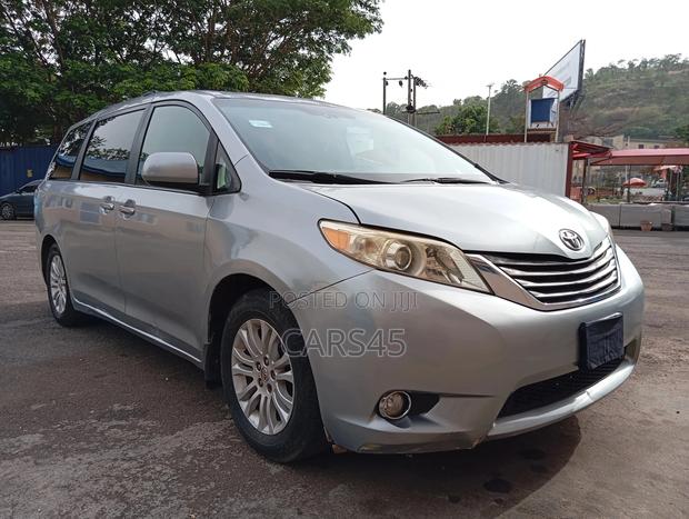 Toyota Sienna 2011 Silver