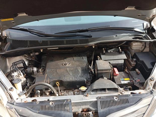 Toyota Sienna 2011 Silver