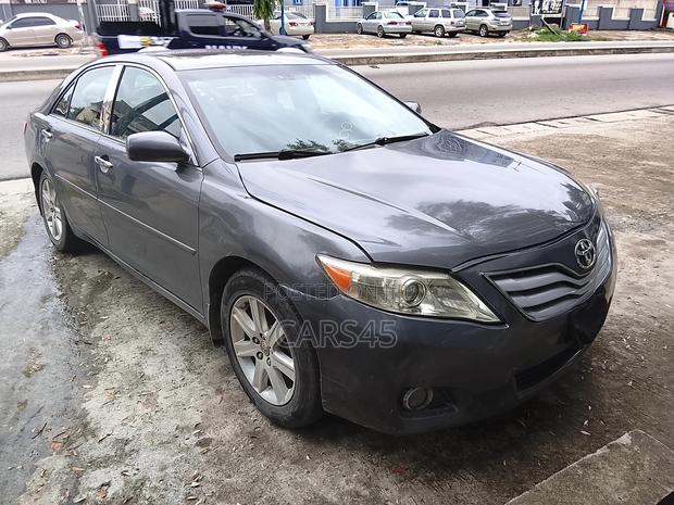 Toyota Camry LE 4dr Sedan (2.5L 4cyl 6A) 2011 Gray