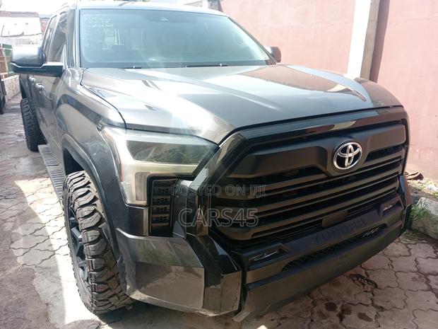 Toyota Tundra 2022 Black