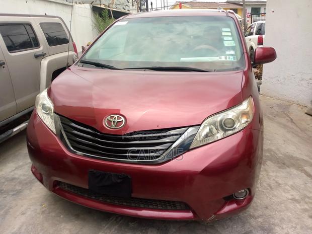 Toyota Sienna 2012 Red