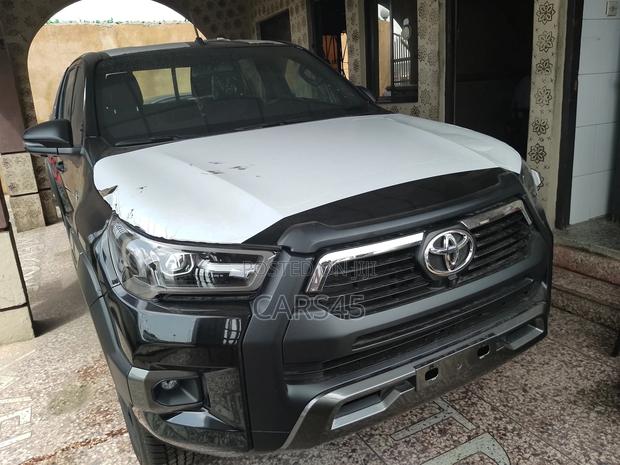 Toyota Hilux 2025 Black
