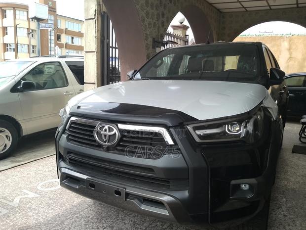 Toyota Hilux 2025 Black