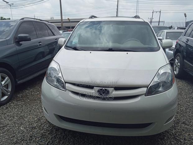 Toyota Sienna 2010 White